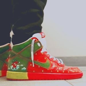 Nike Dunk Custom "Strawberry Dabs"